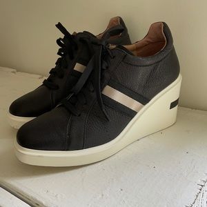 size 8. Wedge sneaker/shoe.BLACK/white